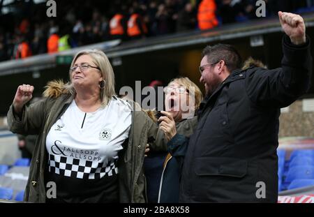 I sostenitori di Coventry City festeggiano dopo il fischio finale Foto Stock