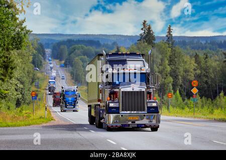 Ikaalinen, Finlandia. Il 8 agosto 2019. Kenworth W900 B 1987 Sundance Kid Saloon semi tira Alano rimorchio su strada in convoglio di camion di potenza Show 2019. Foto Stock