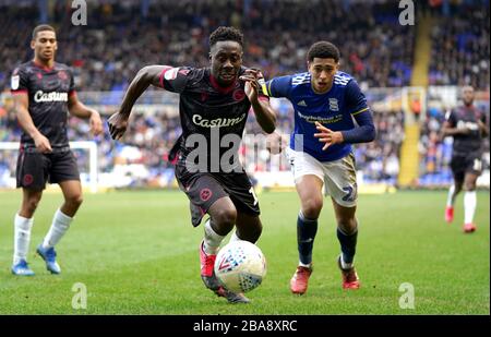 La battaglia di Reading Andy Yiadom per la palla con la Jude Bellingham di Birmingham City durante la battaglia di Birmingham City e Reading Foto Stock