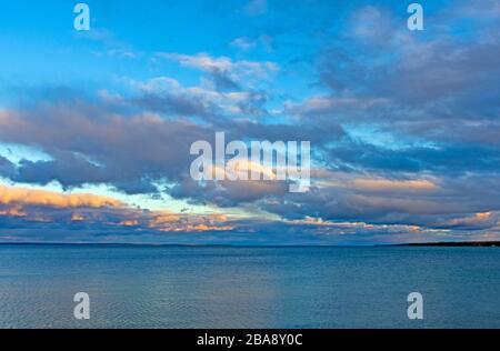 Nuvole serali sul lago Huron vicino a Mackinaw City nel Michigan Foto Stock