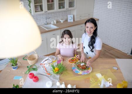 Immagine dall'alto di mamma e figlia in piedi in cucina Foto Stock