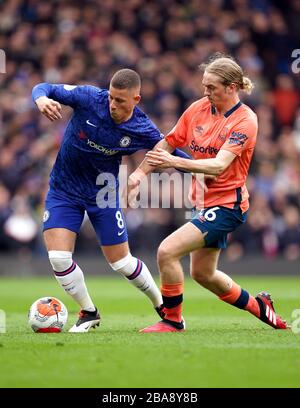 Ross Barkley di Chelsea (a sinistra) e Tom Davies di Everton combattono per la palla Foto Stock