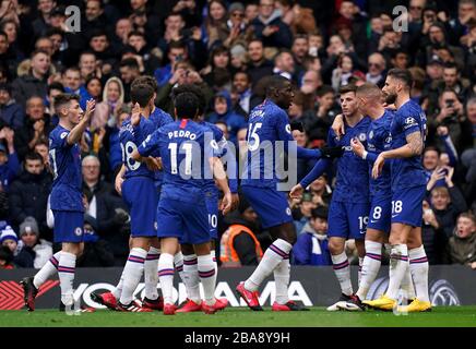 Il monte Mason di Chelsea (terza a destra) celebra il primo goal del suo fianco con i compagni di squadra Bill Gilmour, Cesar Azpilicueta, Marcos Alonso, Willean, Pedro, Kurt Zouma, Ross Barkley e Olivier Giroud Foto Stock