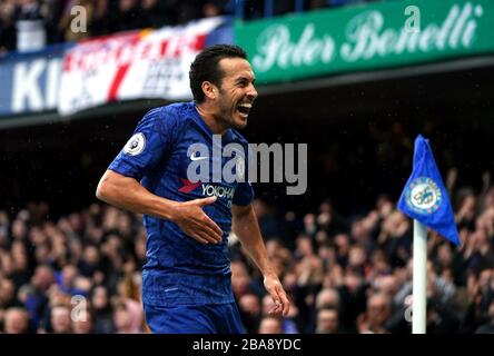 Chelsea Pedro celebra il punteggio al suo fianco il secondo obiettivo del gioco Foto Stock