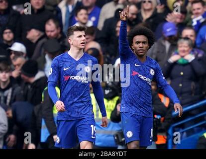 Willan di Chelsea (a destra) festeggia il terzo goal del suo fianco con Mason Mount, compagno di squadra Foto Stock