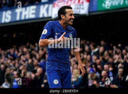 Chelsea Pedro celebra il punteggio al suo fianco il secondo obiettivo del gioco Foto Stock