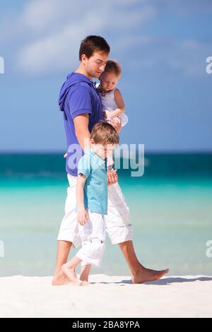 Boracay, Phillippinen, Insel, Familie am Strand, Mann mit zwei Kinder am Strand, MR: Sì Foto Stock