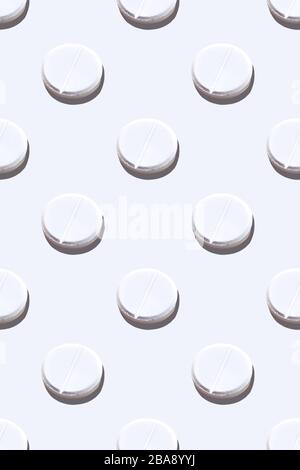 Schema medicale monocromatico senza cuciture realizzato con pillole rotonde, compresse o vitamine su sfondo bianco top view.Medicine salute minimalistica astratto Foto Stock