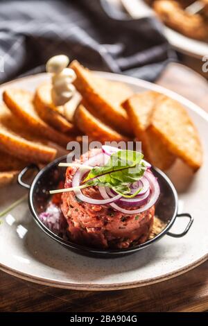 Tartare di manzo con pane tostato alla cipolla rossa e aglio Foto Stock