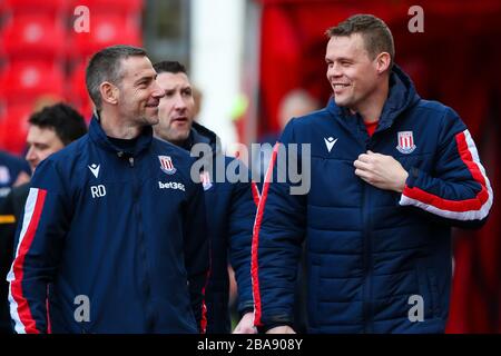 Ryan Shawcross e Rory Delap di Stoke City si chattano prima del calcio d'inizio durante la partita del Campionato Sky Bet allo stadio bet365 Foto Stock