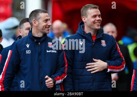 Ryan Shawcross e Rory Delap di Stoke City si chattano prima del calcio d'inizio durante la partita del Campionato Sky Bet allo stadio bet365 Foto Stock