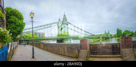 Hammersmith Bridge sulla Thames Path a West London, Regno Unito Foto Stock
