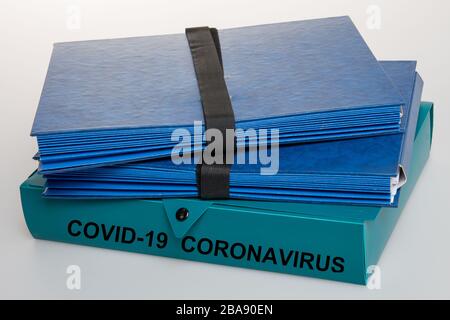 Covid-19 Corona virus file nuovo coronavirus malattia 2019-nCoV scritto su cartella verde Foto Stock