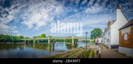 LONDON- Kew Railway Bridge sulla Thames Path, un'attraente area residenziale di West London Foto Stock