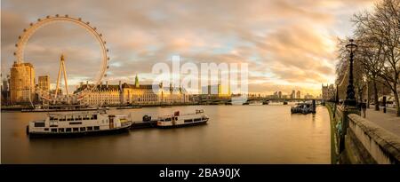Vista panoramica dello skyline di Londra dal Southbank London Eye e dal Westminster Bridge Foto Stock
