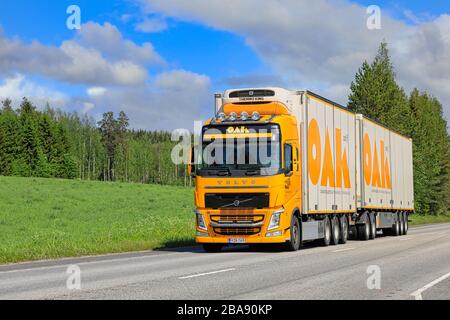 Camioncino Volvo FH personalizzato, giallo, per trasporti REFRIGERATI IN QUERCIA su autostrada 4 in una bella giornata d'estate. Uurainen, Finlandia. Giugno 8, 2019. Foto Stock