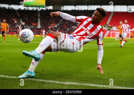 Il Tirese Campbell di Stoke City tenta un delicato tallone posteriore durante la partita del Campionato Sky Bet allo stadio bet365 Foto Stock