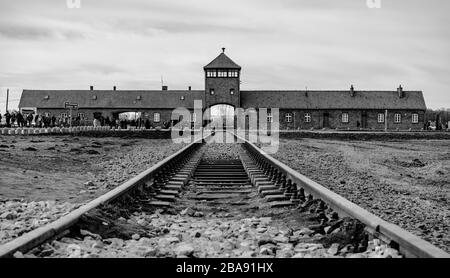 Percorso in treno che conduce al campo di concentramento nazista di Auschwitz II-Birkenau. Foto Stock