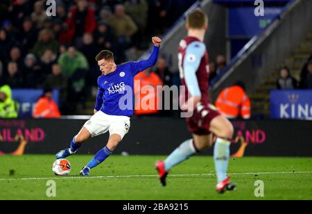 Harvey Barnes (a sinistra) di Leicester City segna il primo obiettivo del gioco Foto Stock