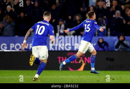 Harvey Barnes (a destra) di Leicester City celebra il suo primo obiettivo del gioco Foto Stock