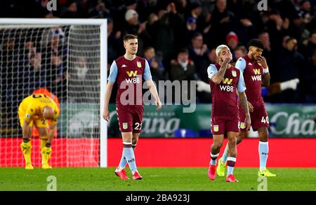 Douglas Luiz di Aston Villa (centro-destra) e Bjorn Engels (centro-sinistra) appaiono deietti dopo che Jamie Vardy di Leicester City (non nella foto) segna il secondo obiettivo del suo lato del gioco dal punto di rigore Foto Stock