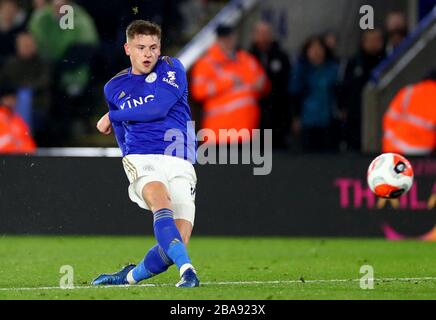 Harvey Barnes (a sinistra) di Leicester City segna il primo obiettivo del gioco Foto Stock