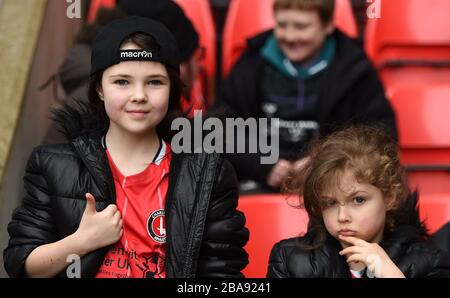 I fan di Cartlon Athletic negli stand Foto Stock