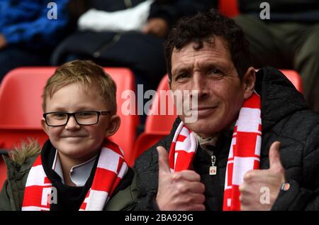 I fan di Cartlon Athletic negli stand Foto Stock