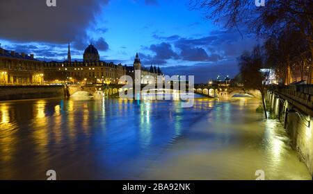 Vista notturna di Parigi diluvio come Senna si alza e si avvicina a un livello record. Gennaio 2018, vista dall'Hotel de Ville a Ile de la Cité Foto Stock