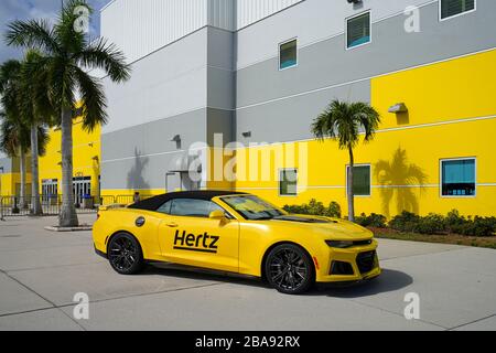 ESTERO, FL -30 GENNAIO 2020 - Vista di un noleggio auto giallo Hertz di fronte alla Hertz Arena, un'arena polivalente situata a Estero, Florida, Stati Uniti Foto Stock