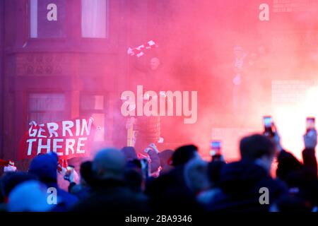 I tifosi hanno lasciato il flare davanti al round della UEFA Champions League della partita di 16 secondi a Anfield, Liverpool. Foto Stock