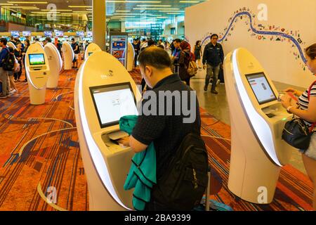 CHANGI / SINGAPORE, 2 MAGGIO 2018 - MACCHINE PER IL CHECK-IN AUTOMATICO ALL'AEROPORTO DI CHANGI, SINGAPORE Foto Stock