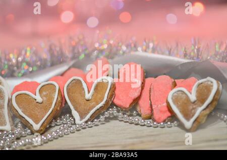 Hearts biscotti al forno San Valentino in stile retrò. Pan di zenzero ornamenti fatti a mano sul tavolo Foto Stock