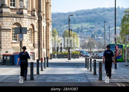 26.03.20. Pandemia coronavirus, bagno, Somerset. Due funzionari di polizia di supporto alla comunità pattugliano le strade deserte di Bath, Somerset, dopo il Regno Unito andare Foto Stock