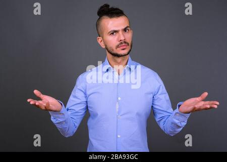 Ritratto di uomo d'affari turco bearded confuso che si shrugging spalle Foto Stock