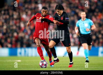 Georginio Wijnaldum di Liverpool (a sinistra) e Sequeira Joao Felix di Atletico Madrid battaglia per il pallone Foto Stock