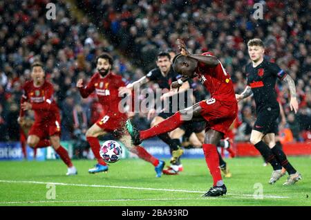 Il Sadio Mane di Liverpool ha un colpo sul gol Foto Stock