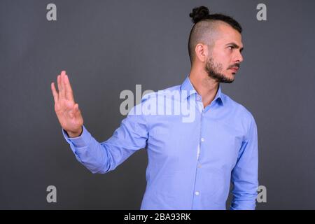 Ritratto di uomo d'affari turco serio barbuto con gesto di stop Foto Stock