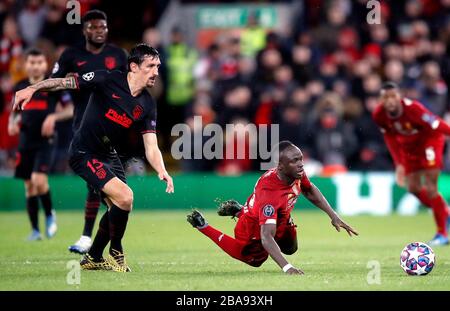 Stefan Savic (a sinistra) dell'Atletico Madrid e Sadio Mane di Liverpool combattono per la palla Foto Stock