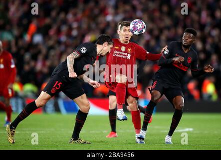 Roberto Firmino (centro) di Liverpool batte per la palla con Stefan Savic (a sinistra) e Partey Thomas dell'Atletico Madrid Foto Stock