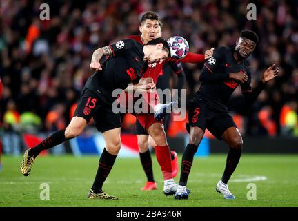 Roberto Firmino (centro) di Liverpool batte per la palla con Stefan Savic (a sinistra) e Partey Thomas dell'Atletico Madrid Foto Stock