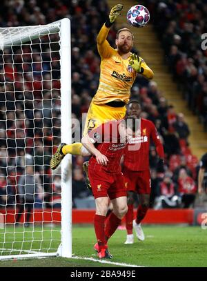 Il portiere dell'Atletico Madrid Jan Oblak (in alto) si scontra con James Milner di Liverpool mentre tenta di salvare Foto Stock