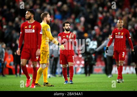 Mohamed Salah (centro) di Liverpool appare deiettato dopo il fischio finale Foto Stock