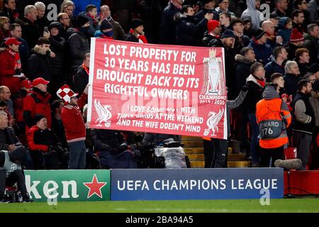 I tifosi di Liverpool tengono un banner Champions League negli stand a sostegno della loro squadra Foto Stock