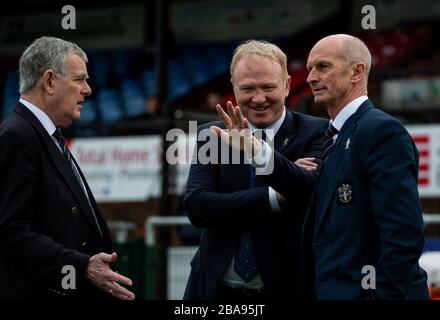 Il presidente di Sutton United Bruce Elliott (a sinistra) e il manager scozzese Alex McLeish al suolo prima del gioco Foto Stock