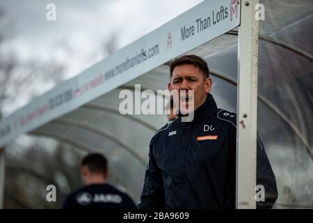 Il manager Unito Hartlepool Dave Challinor grida al suo team Foto Stock