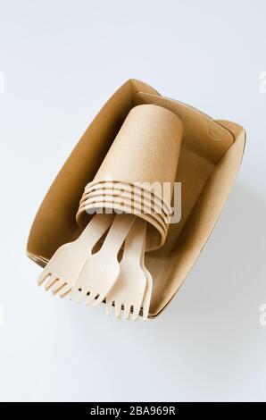 Piatti di cartone o carta biodegradabili ecologici su sfondo bianco. Concetto di riciclaggio dei rifiuti zero. Catering e fast food di strada bicchieri di carta, plat Foto Stock