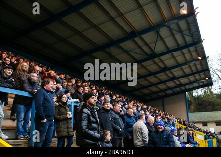 I fan di FC Halifax Town guardano la partita durante la partita della Vanarama Conference Premier League allo Shay Foto Stock