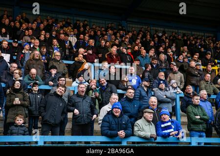 I fan di FC Halifax Town guardano la partita durante la partita della Vanarama Conference Premier League allo Shay Foto Stock