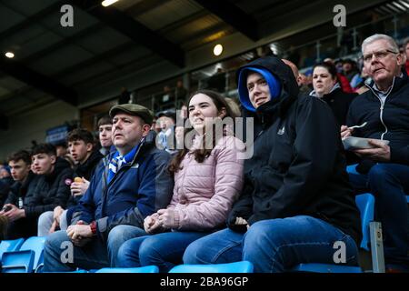 I fan di FC Halifax Town guardano la partita durante la partita della Vanarama Conference Premier League allo Shay Foto Stock